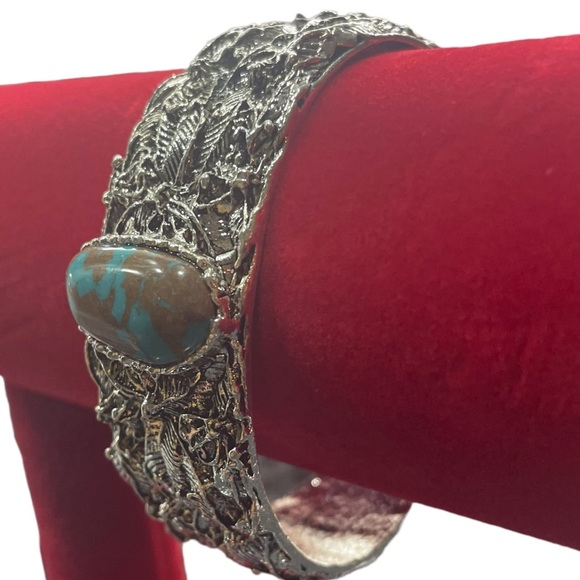 2/$25 or 3/$35 NWOT Silver floral bracelet with a center turquoise enamel stone - Picture 2 of 4